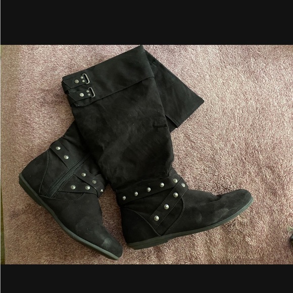 Boot - Picture 2 of 8